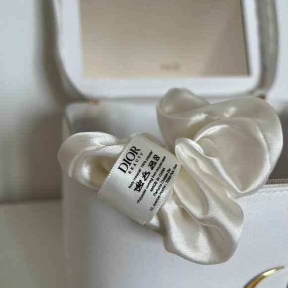 Dior Beauty White Vanity Case+ Spa Headband, Towel and Scrunchie Limited Edition - Picture 4 of 12